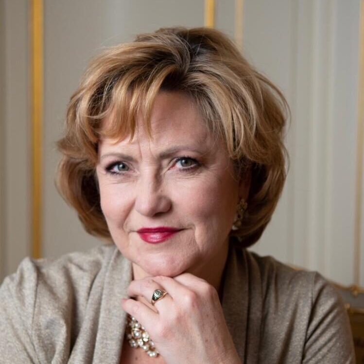 Univ.-Prof.in  Laura Aikin